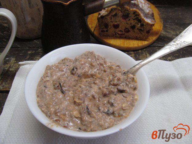 фото рецепта: Вкусный завтрак на кефире с какао и черносливом