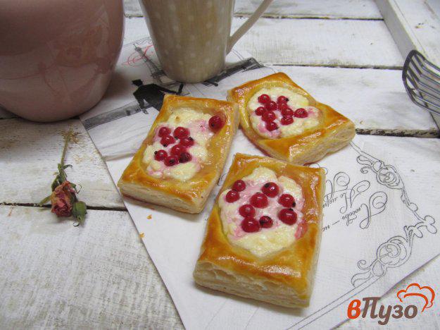 фото рецепта: Пирожные с творогом и красной смородиной
