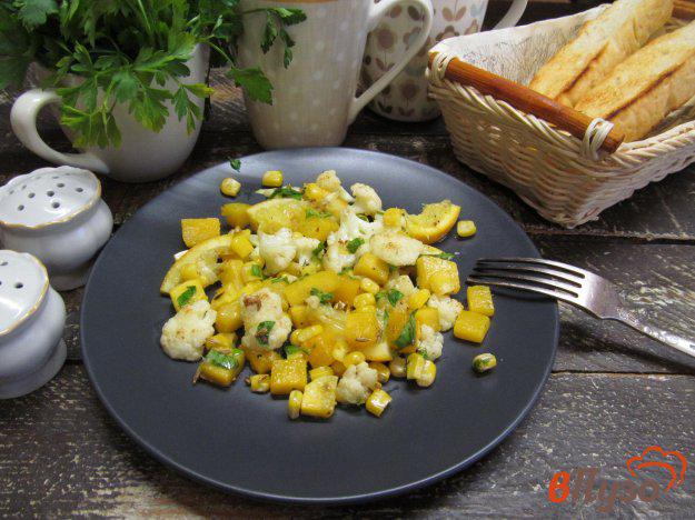 фото рецепта: Салат из тыквы с цветной капустой и кукурузой