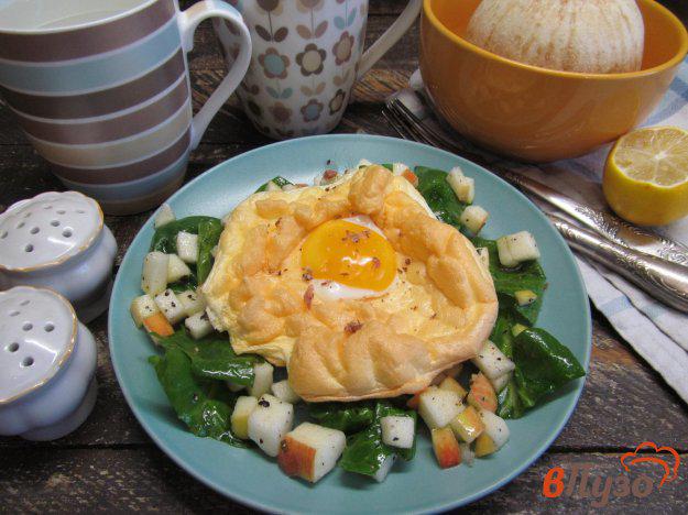 фото рецепта: Запеченные яйца с салатом из шпината и яблока