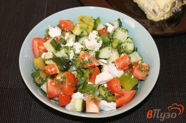 фото рецепта: Овощной салат с оливками и сыром
