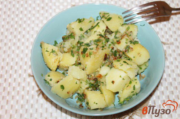 фото рецепта: Отварной картофель с жареным луком и чесноком