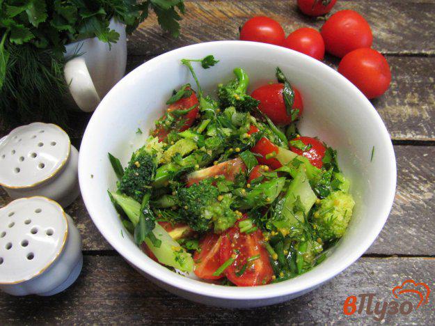 фото рецепта: Салат из помидора с капустой брокколи