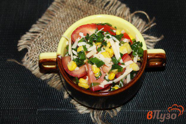 фото рецепта: Салат из консервированной кукурузы с помидорами и сыром