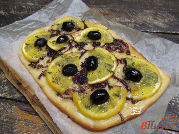фото рецепта: Пицца с апельсином и карамельным луком