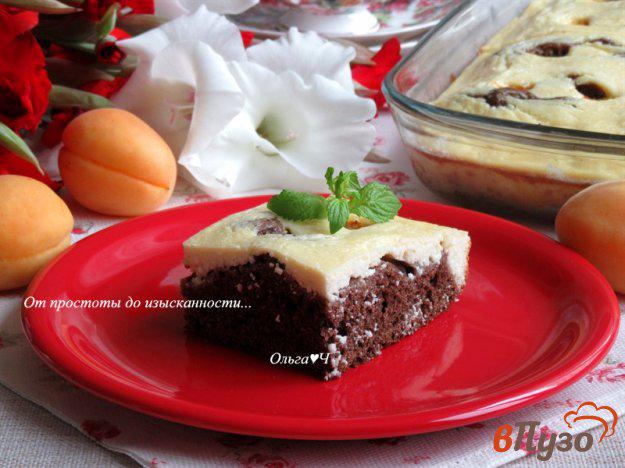 фото рецепта: Творожно-шоколадный пирог с абрикосами