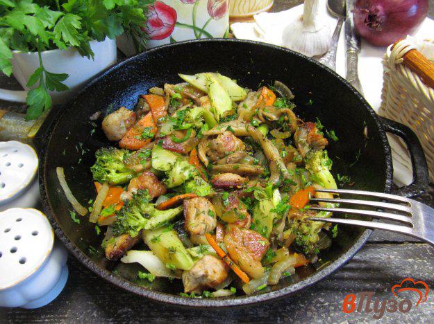 фото рецепта: Свинина с брокколи и грибами