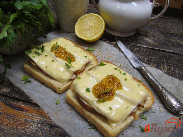 фото рецепта: Запеченные в духовке бутерброды с ветчиной и грушей