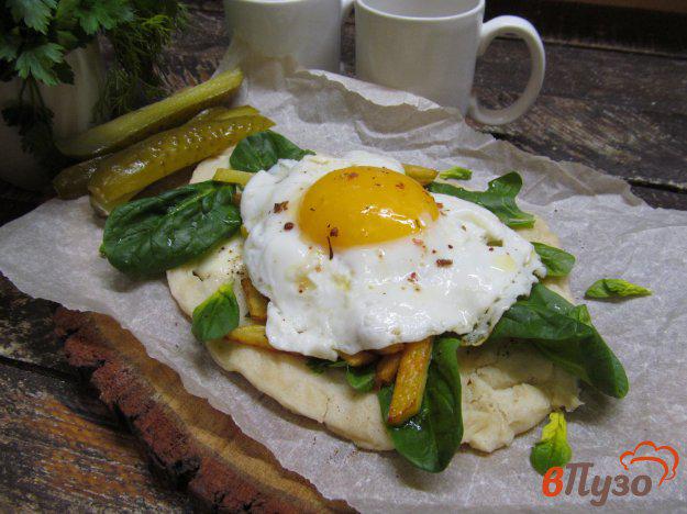 фото рецепта: Лепешка с сыром яйцом и картофелем фри