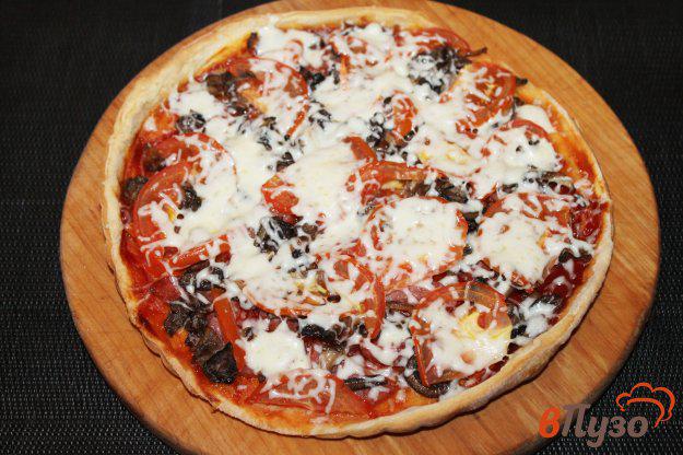 фото рецепта: Пицца с грибами, колбасой и сыром