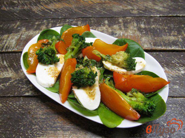 фото рецепта: Легкий салат из хурмы с брокколи