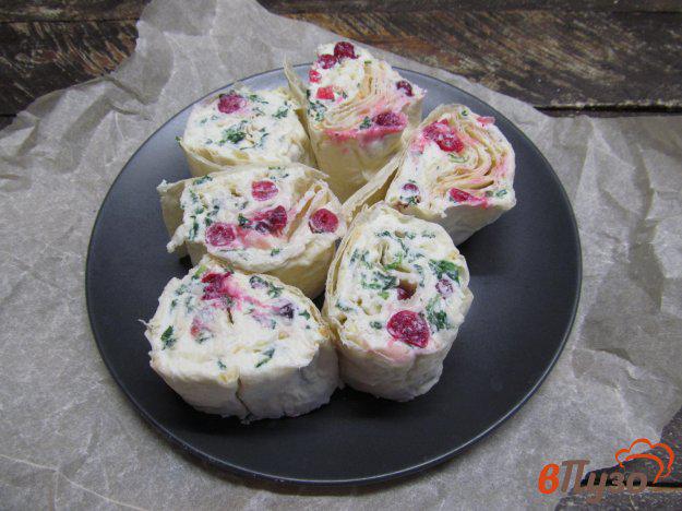фото рецепта: Десерт из творога с клюквой в лаваше