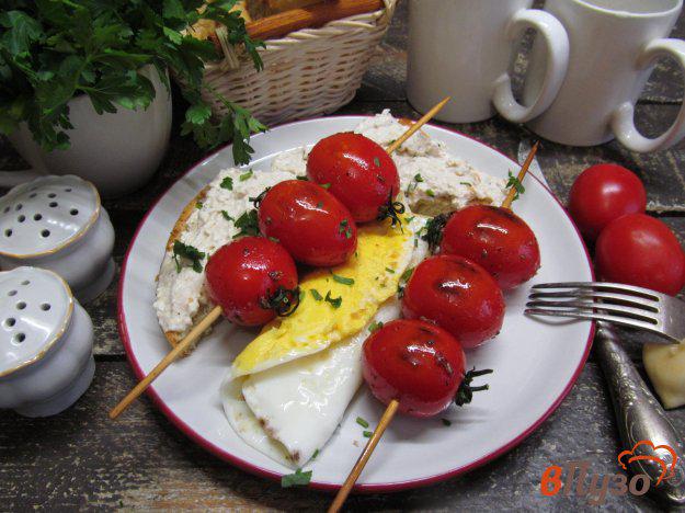 фото рецепта: Сырные тосты с шашлыками из томатов