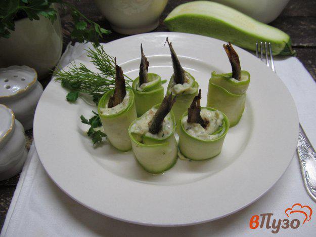 фото рецепта: Рулеты с овощной начинкой и шпротами
