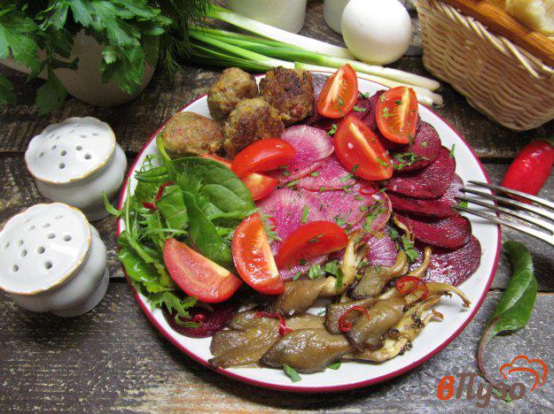 фото рецепта: Теплый салат из фрикаделек с жареной редькой и свеклой