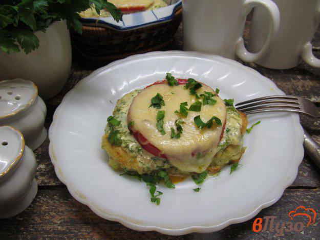 фото рецепта: Кабачковые оладьи запеченные с помидором и сыром