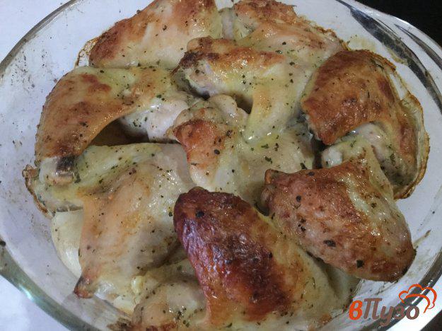 фото рецепта: Картофель с куриными крылышками, запеченные в духовке
