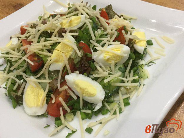фото рецепта: Овощной салат с перепелиными яйцами и пармезаном