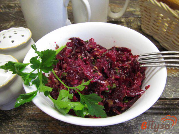 фото рецепта: Салат из свеклы с соленым огурцом и хреном