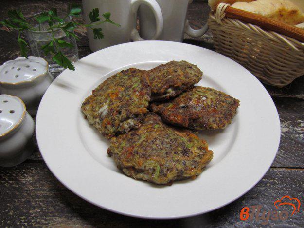 фото рецепта: Оладьи из кабачка с семенами льна и сыром с плесенью