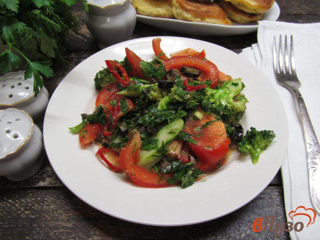 фото рецепта: Теплый салат из брокколи с оливками и томатом