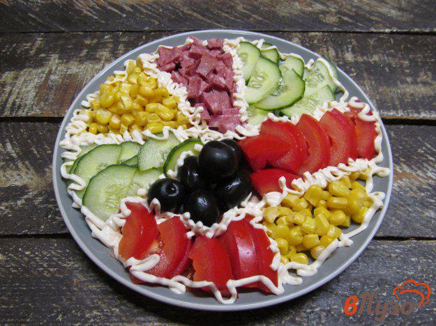фото рецепта: Овощной салат с колбасой за 10 минут