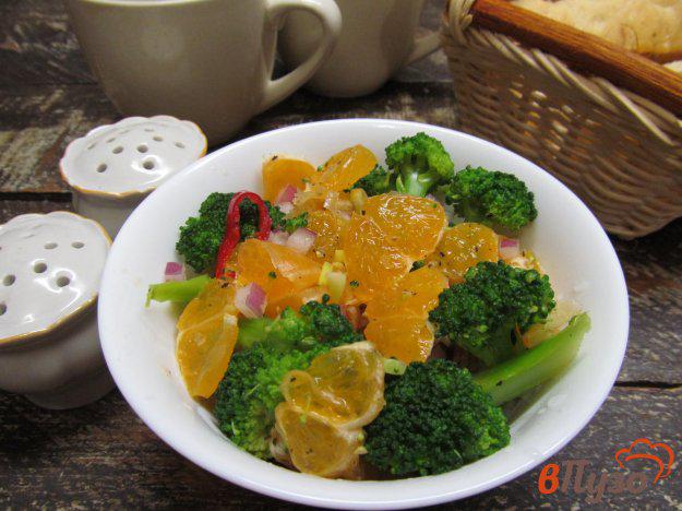 фото рецепта: Салат из брокколи с мандарином