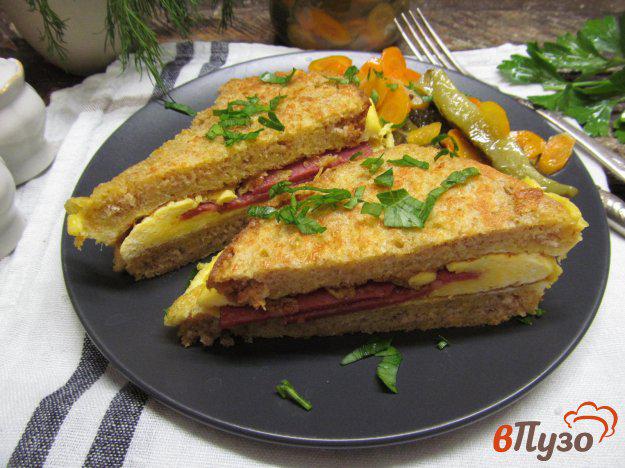 фото рецепта: Горячий бутерброд с омлетом и колбасой
