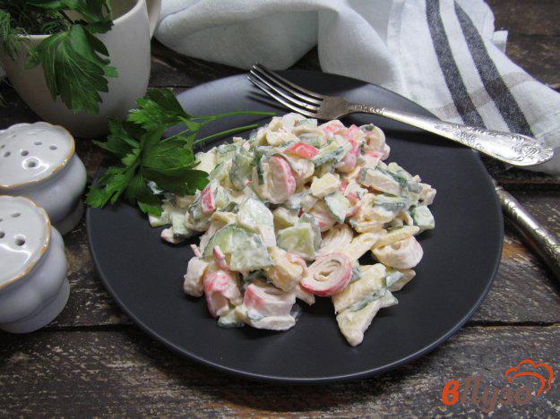 фото рецепта: Салат из крабовых палочек с огурцом и яблоком