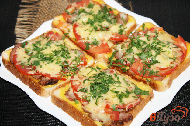 фото рецепта: Тосты как пицца со свининой, помидорами и сыром