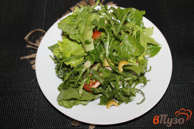 фото рецепта: Зеленый салат с помидорами и оливками