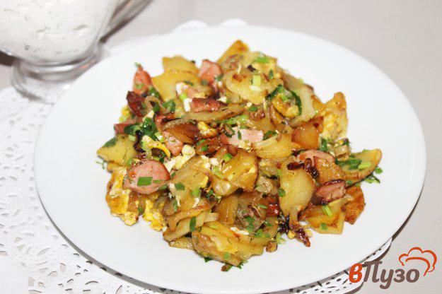 фото рецепта: Картофель с сосисками и яйцом