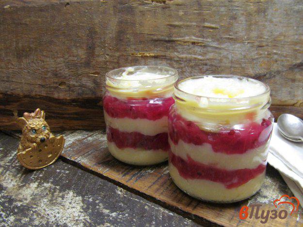 фото рецепта: Слоенный десерт из ягод и заварного крема