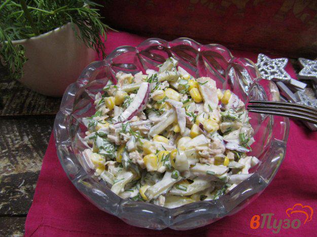 фото рецепта: Салат из мяса с кукурузой и соленым огурцом