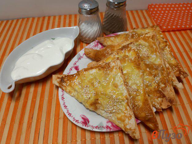 фото рецепта: Треугольники из лаваша с фаршем и сыром в духовке