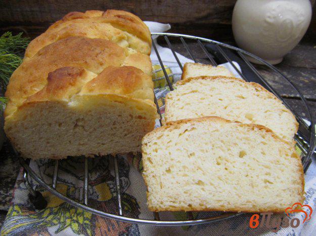 фото рецепта: Сдобный белый хлеб с рисовой мукой и кунжутом на молоке и яйцах