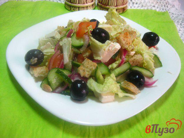 фото рецепта: Салат из пекинской капусты с копченым сыром и маслинами