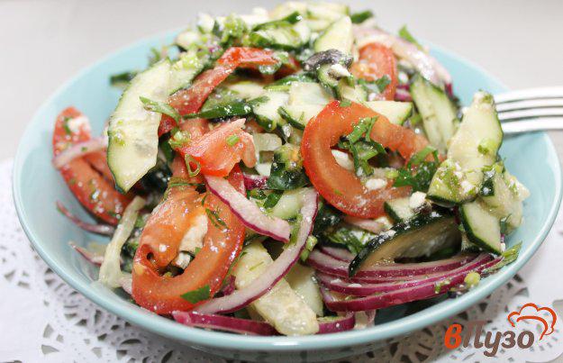 фото рецепта: Овощной салат с маслинами и луком
