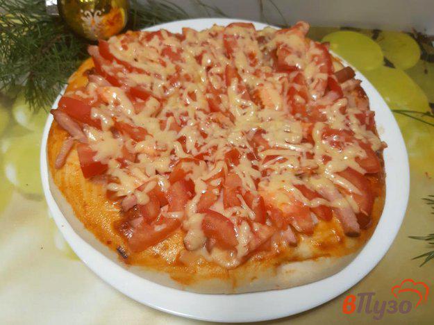фото рецепта: Пицца с сосисками и помидорами