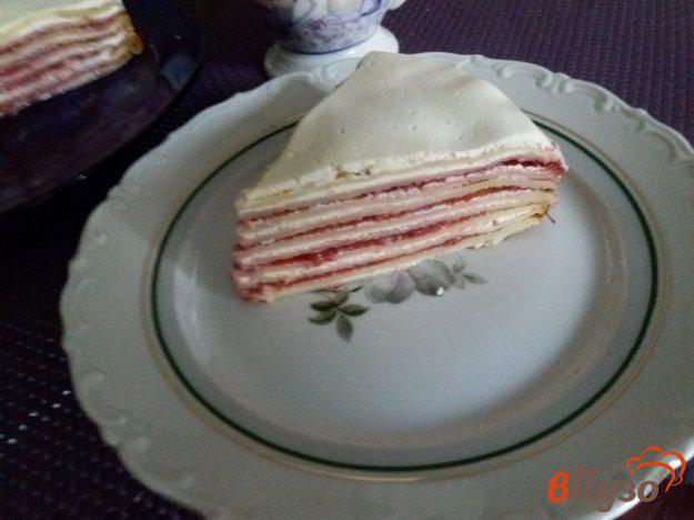 фото рецепта: Блинный торт с клубничным пюре