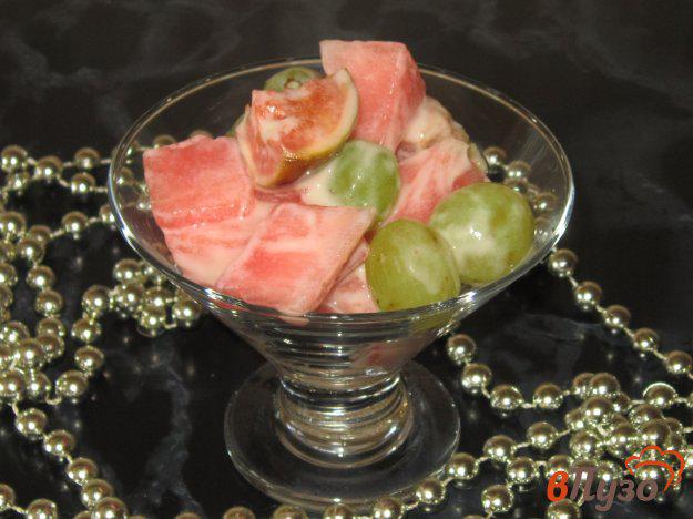 фото рецепта: Фруктовый салат с арбузом, инжиром и виноградом