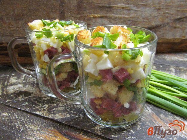 фото рецепта: Слоеный салат с сухариками и копченой колбасой