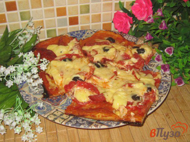 фото рецепта: Пицца на слоеном тесте с сыром, колбасой и маслинами