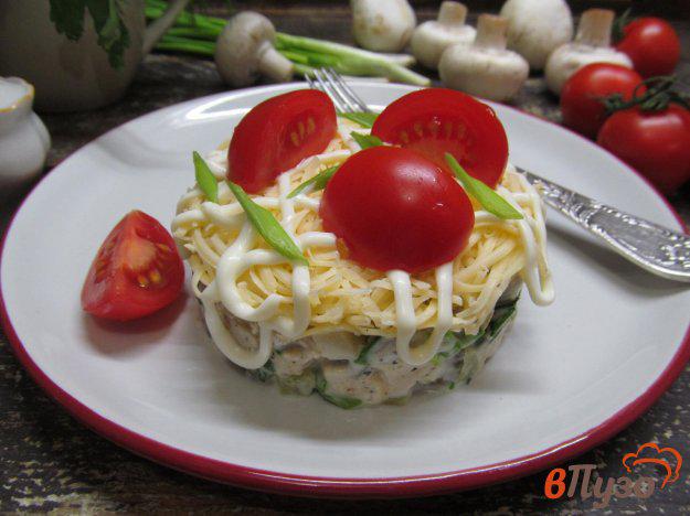 фото рецепта: Салат из грибов с курицей и сыром