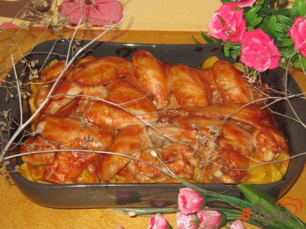 фото рецепта: Куриные крылышки запеченные с картофелем в духовке