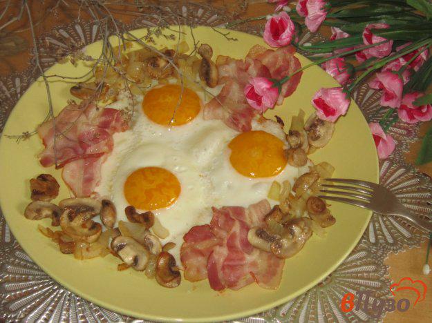 фото рецепта: Яичница глазунья с беконом и грибами на завтрак