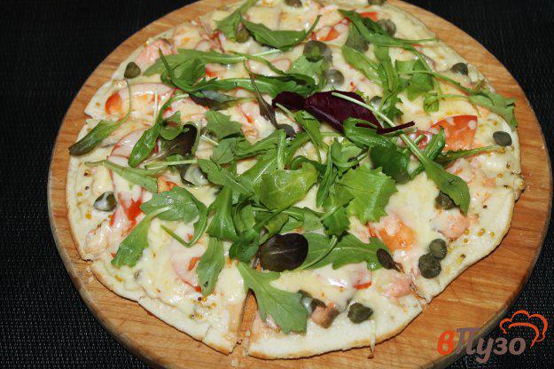 фото рецепта: Пицца на сковороде с рыбой каперсами помидорами и сыром