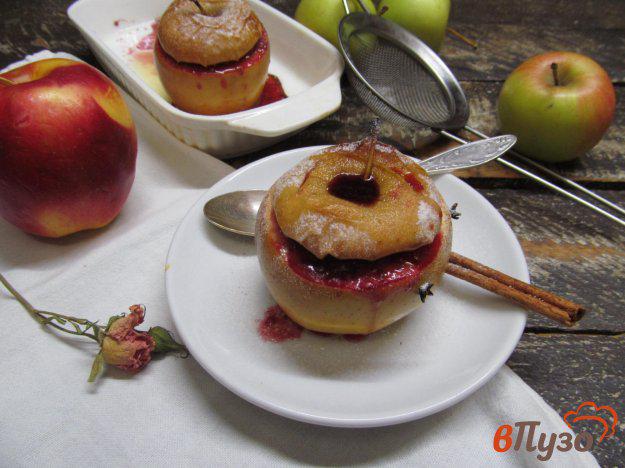 фото рецепта: Печеные яблоки с вишней и черной смородиной