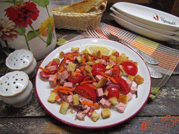 фото рецепта: Салат с жареными овощами сухариками и ветчиной