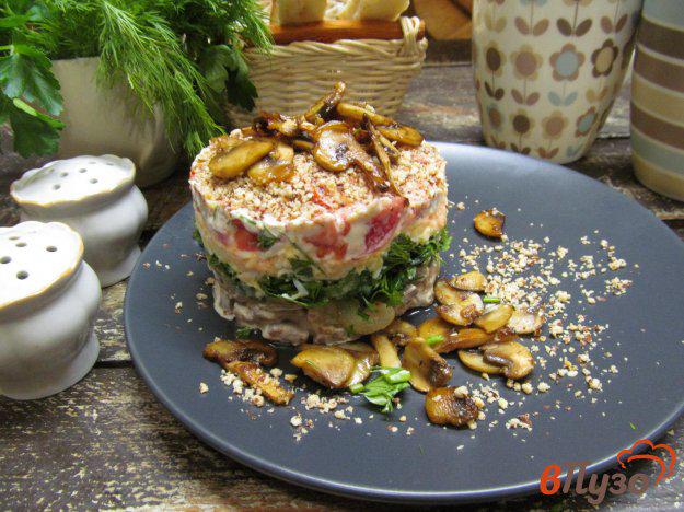 фото рецепта: Слоеный печеночный салат с грибами и помидором